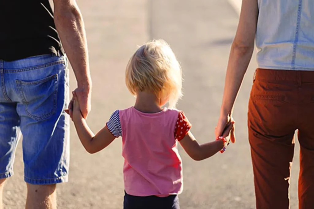 Accueil et Familles - Famille Enfant par le Main